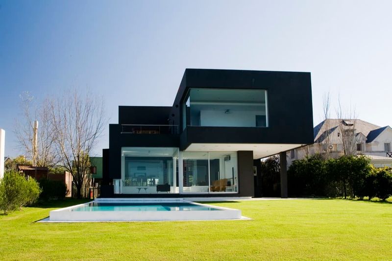 15 Black Homes That Break All The Rules - Decor Hint Coastal Contrast Cube