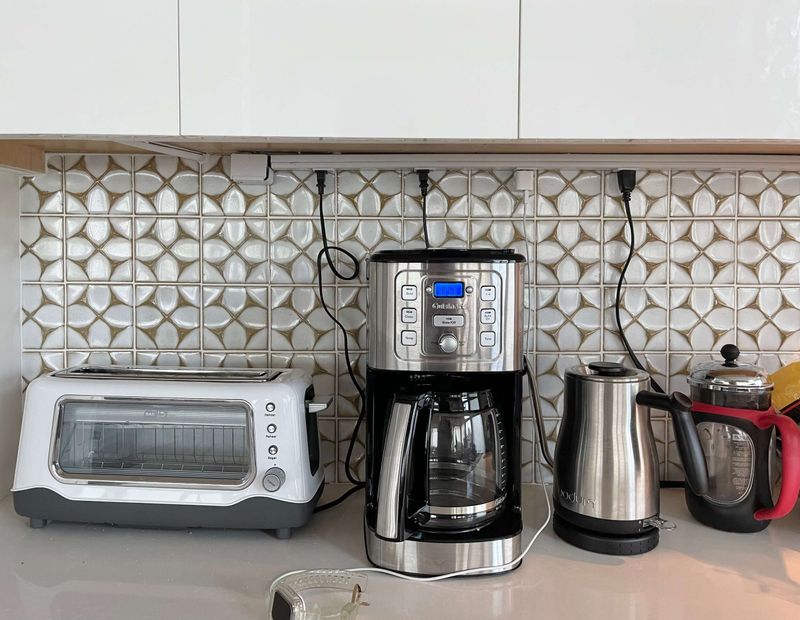 18 Kitchen Red Flags That Make New York Buyers Think Twice, According To Designers - Decor Hint Poorly Placed Electrical Outlets