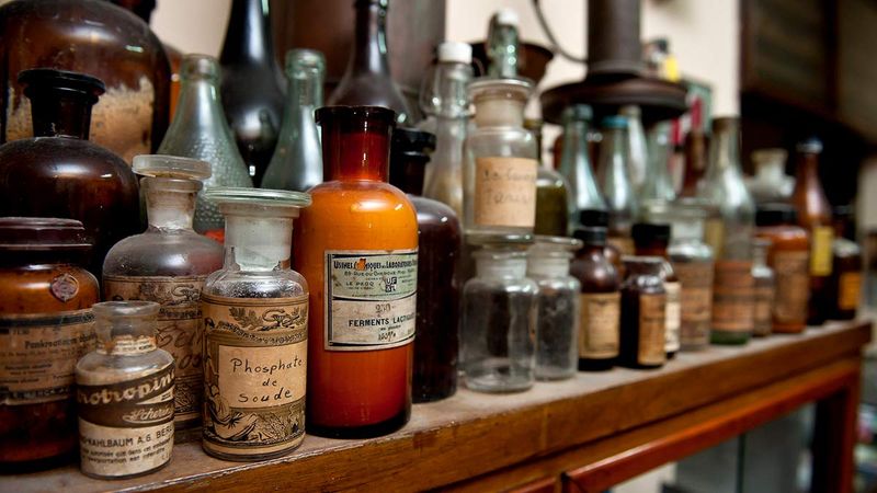 22 Photos That Show What American Homes Truly Looked Like 100 Years Ago - Decor Hint Home Medicine Cabinets
