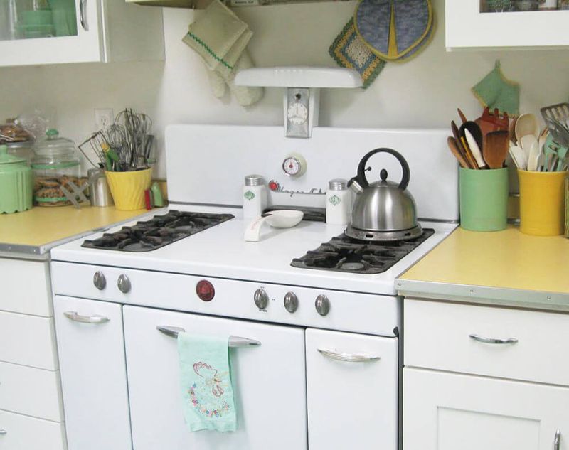 16 Best Kitchen Renovations Ever - Decor Hint Vintage Range Revival
