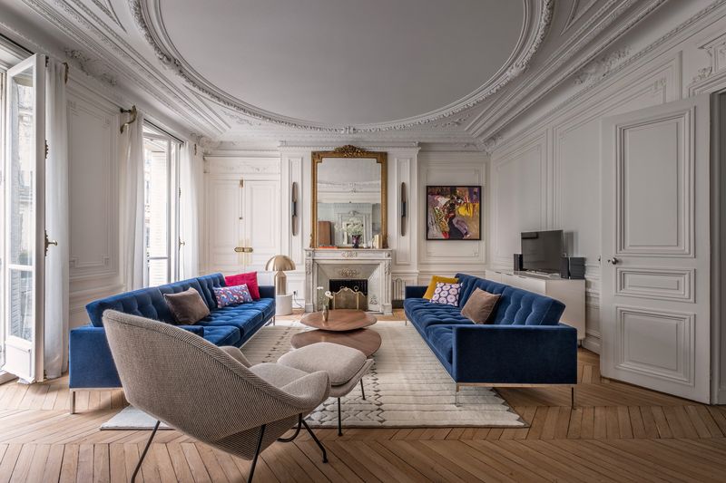 Designers Swear By These 19 French Country Living Room Tricks - Decor Hint Highlighting Architectural Features