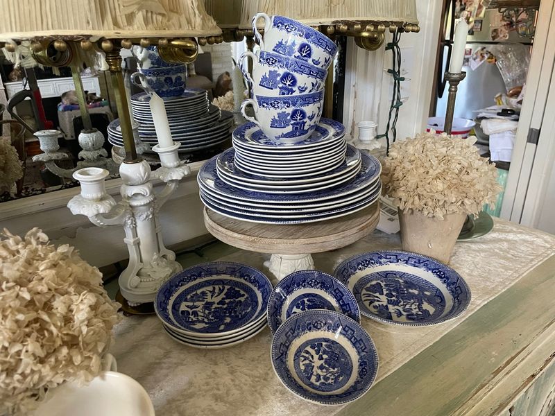 24 Antiques Designers Never Pass Up - Decor Hint Transferware China