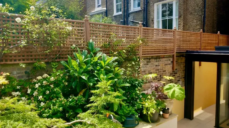 15 Backyard Micro-Oasis Ideas For Small Outdoor Spaces - Decor Hint Privacy Screens Or Trellises