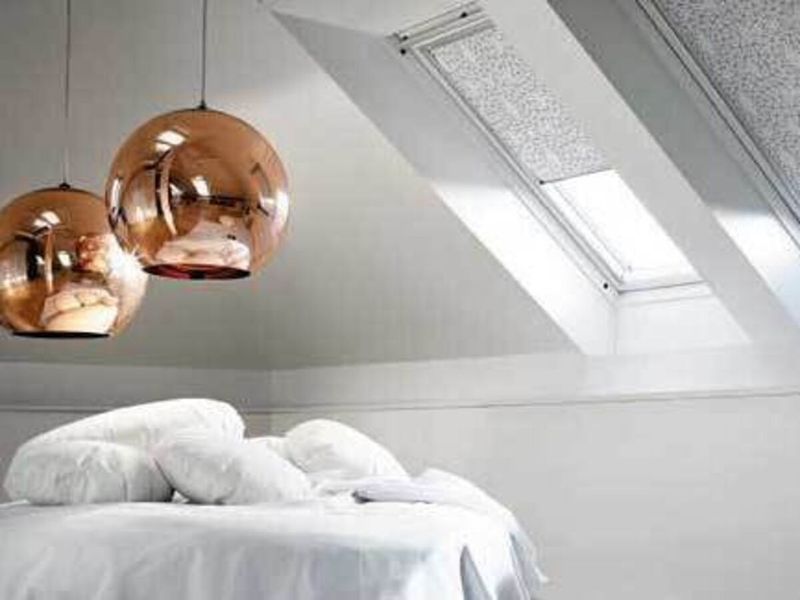 Stagers Share 13 Mistakes That Make Your Home Look Cheap (Plus What Makes It Look Bad On Top Of That) - Decor Hint Harsh or Flickering Lighting