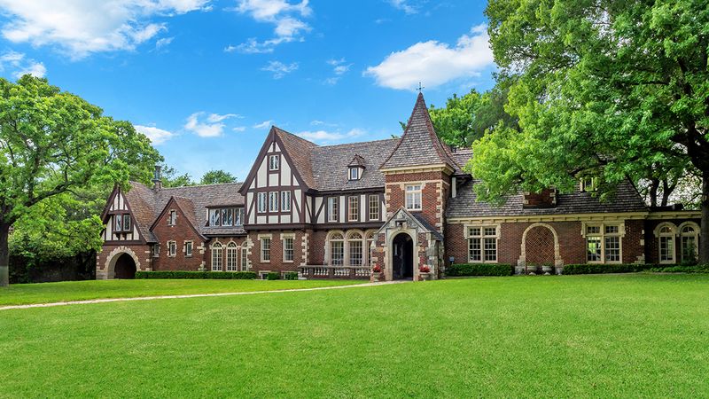 16 Secluded Texas Mansions Stretch Out In The Lone Star State - Decor Hint Corpus Tudor