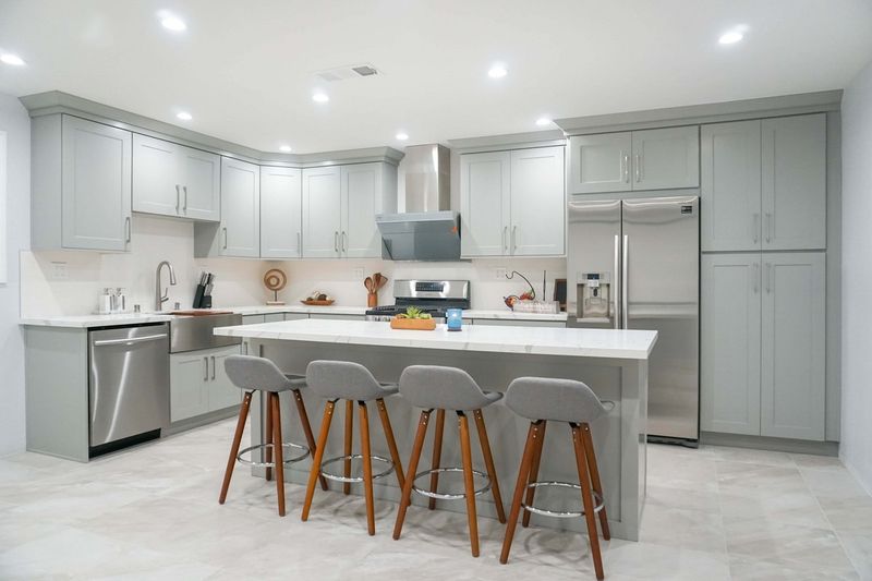 8 Kitchen Colors Fading Fast In Yuma And 2 That Always Feel Fresh - Decor Hint Cool Gray