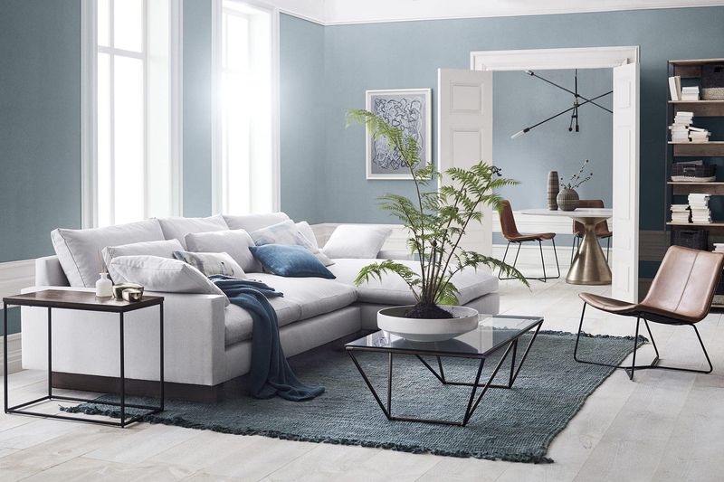 9 Speedy Styling Tips Pros Use To Revamp Rooms Including 3 Game-Changers - Decor Hint Rearrange Furniture