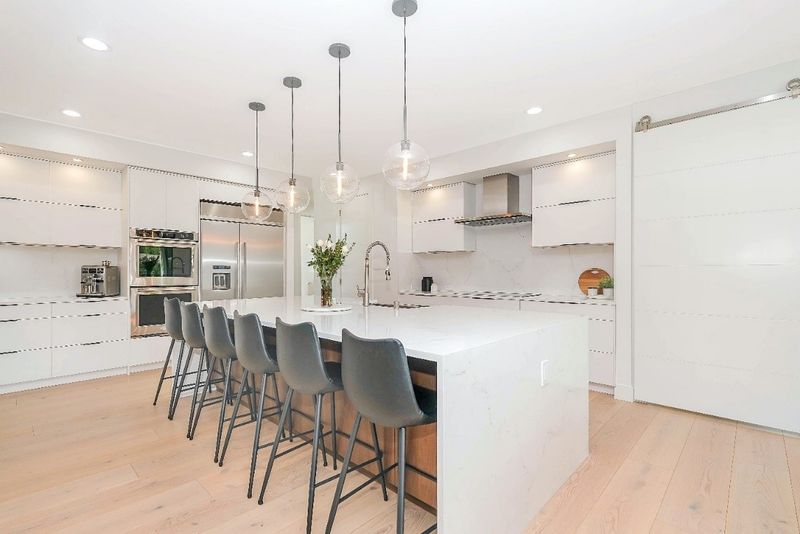 9 Kitchen Features That Impress Buyers, And 5 That Truly Stand Out - Decor Hint Large Kitchen Island