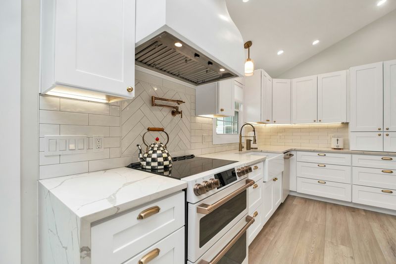 19 Diverse Examples That Say White Is The Best Color For Kitchen Cabinets - Decor Hint Hides Cabinet Material Imperfections