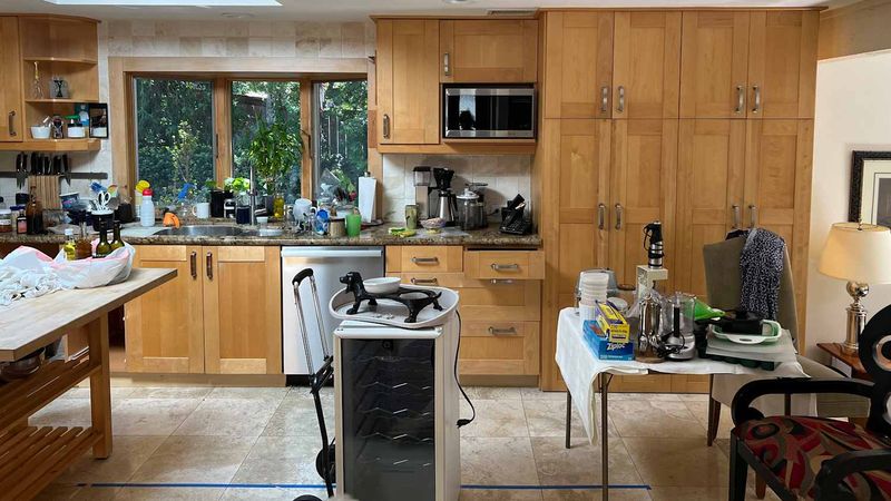 Design Experts Reveal: 10 Kitchen Turn-Offs Seen In California Homes - Decor Hint Cluttered Countertop Chaos