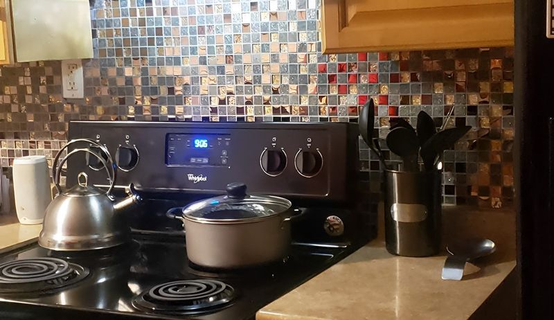 11 Outdated Backsplash Styles + 8 Ugly Choices - Decor Hint Mismatched Glass And Stone Combinations