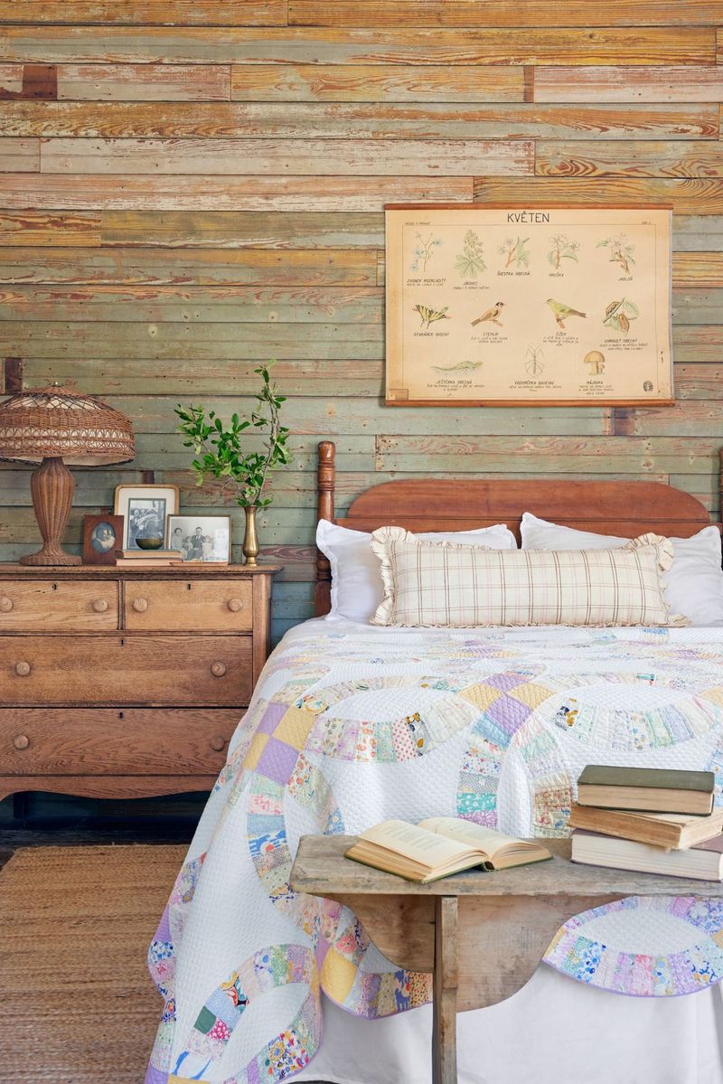 16 Cozy Color Combinations Perfect For Cottage Style Homes - Decor Hint Lavender and Soft Taupe