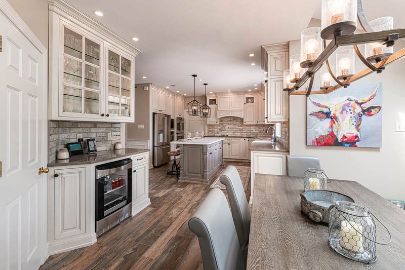 7 Kitchen Designs On Their Way Out In PA And 6 That Continue To Impress - Decor Hint Closed-Off Kitchens
