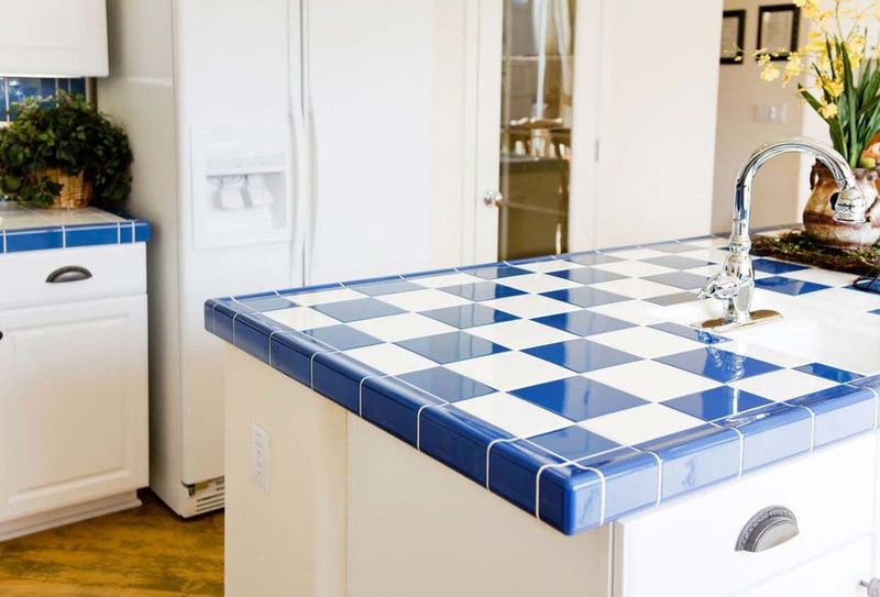 25 Outdated Home Decor Mistakes Everyone Probably Makes - Decor Hint Tiled Countertops