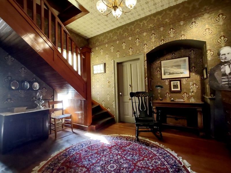 Classic Touches In Olympia Homes That May Be Gaining Popularity Again - Decor Hint Hardwood Floors With Character