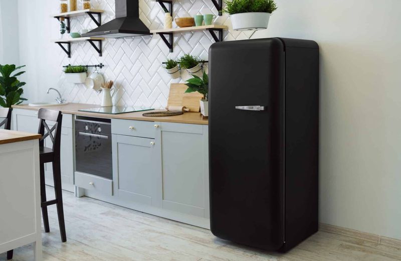17 Retro Touches That Bring Back That Old-Fashioned Kitchen Warmth - Decor Hint Vintage-Inspired Appliances