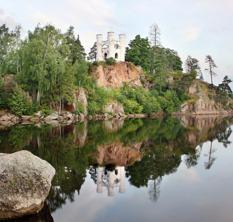 17 Majestic Ancestral Homes Forever Lost To Time - Decor Hint The Amber Halls of Vysotsk