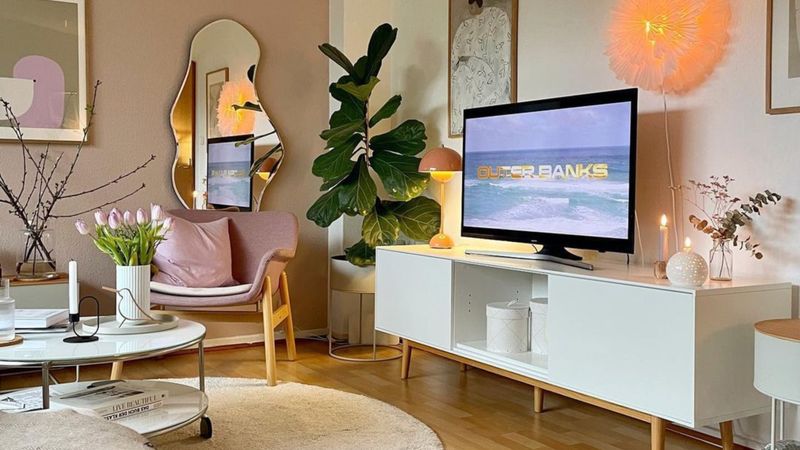 16 Small Living Room Makeover Ideas That Look Expensive (But Aren't) - Decor Hint Use High-Gloss Or Lacquered Finishes