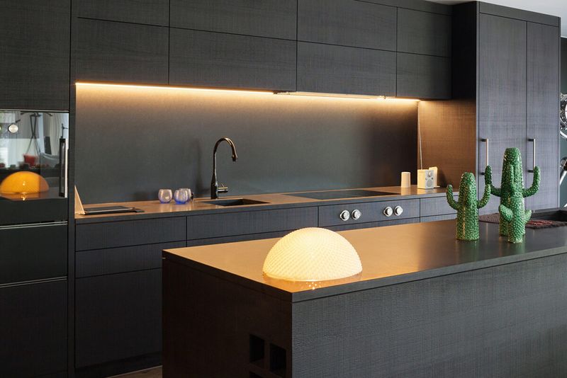 9 Kitchen Icks That Instantly Turn Off Homebuyers And 9 That Immediately Win Them Over - Decor Hint Under-Cabinet Lighting