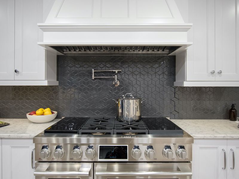 Designers Reveal 15 Kitchen 'Icks' That Are Dealbreakers For Georgia Buyers - Decor Hint Poor Ventilation Systems
