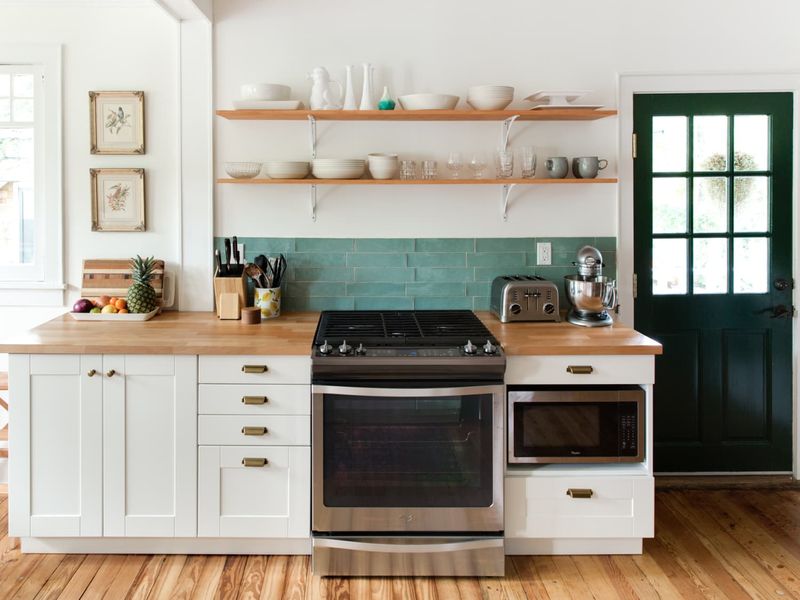 10 Kitchen Mistakes Ohioans Are Making (And 8 Easy Fixes To Transform Your Space), According To Designers - Decor Hint Inadequate Ventilation