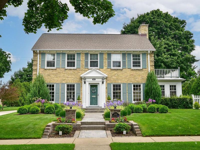 Wisconsin's Best-Kept Secrets, 8 Timeless Curb Appeal Styles - Decor Hint Colonial Revival Residences