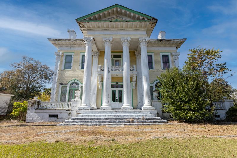 Historic 120-Year-Old Alabama Mansion Offers A Rare Look Into The Past - Decor Hint Historical Background