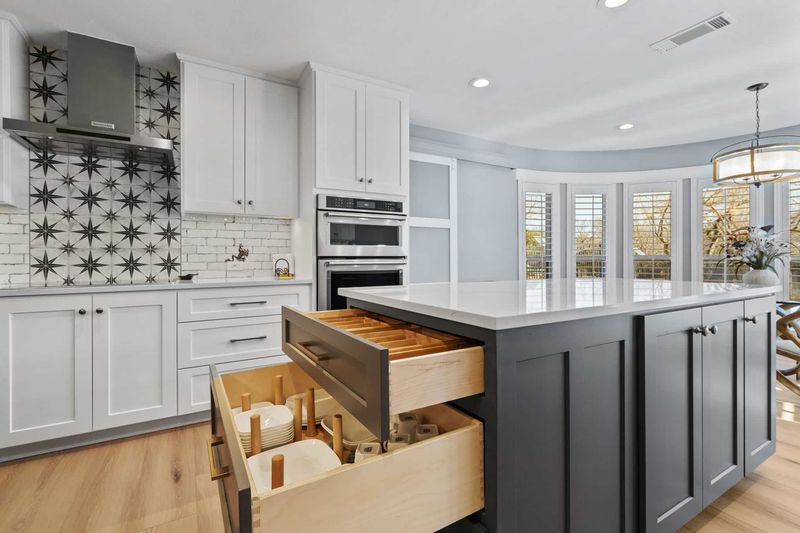 How To Upgrade Your Kansas Kitchen: 9 Things That Bring It Down (And 10 That Lift It Up) - Decor Hint Custom, Soft-Close Cabinetry