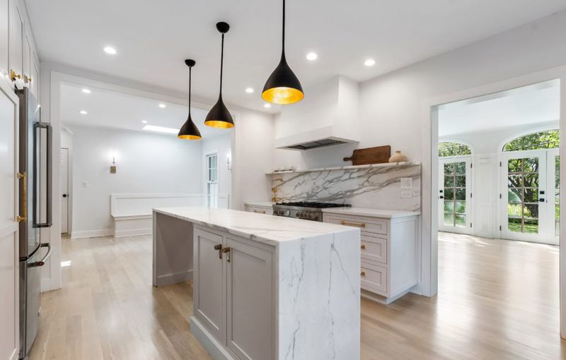 9 Cheap-Looking Kitchen Features To Avoid In Arizona, And 9 That Wow Buyers - Decor Hint Full-Height Backsplashes With Texture Or Contrast