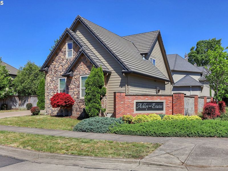 Eugene Real Estate Watch: 4 Types Of Homes Falling In Value (And 8 Set To Rise) - Decor Hint Oversized Suburban Houses