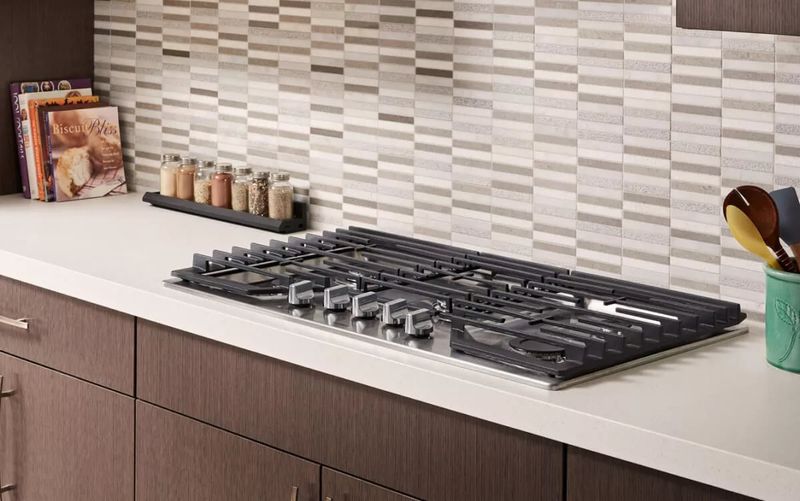17 Small, But Cool Ways To Make Your Kitchen Look Like An After Shot On HGTV - Decor Hint Style Your Stovetop