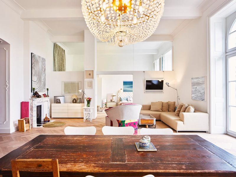 10 Warm & Welcoming Decorating Touches That Make Wisconsin Homes Truly Feel Like Home - Decor Hint Lighting That Creates Atmosphere
