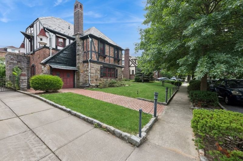 10 Entryway Styles Still Holding Strong In Historic Virginia Homes - Decor Hint Tudor Timber Frames