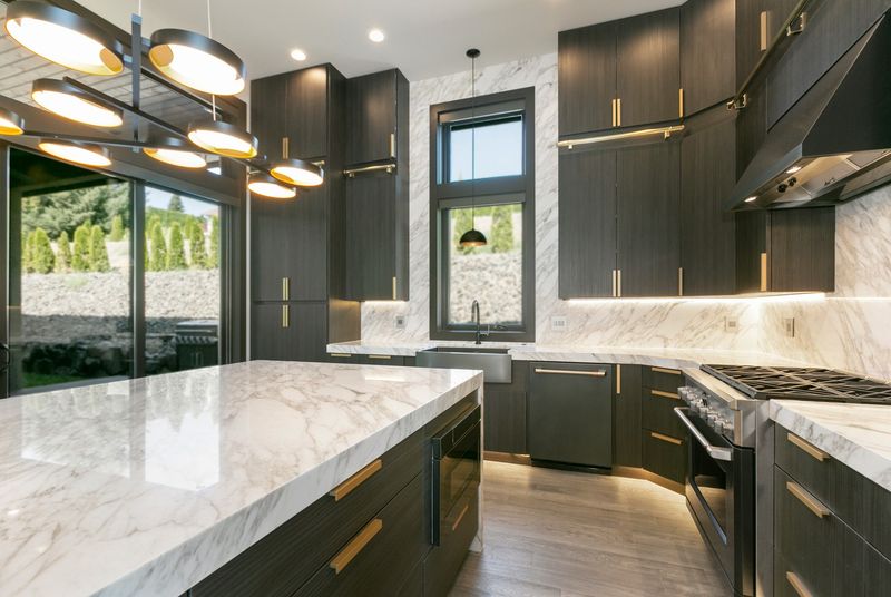 8 Kitchen Colors That Are Coming Back In 2025 And 10 That Are Already Trending - Decor Hint Matte Black (Currently Trending)