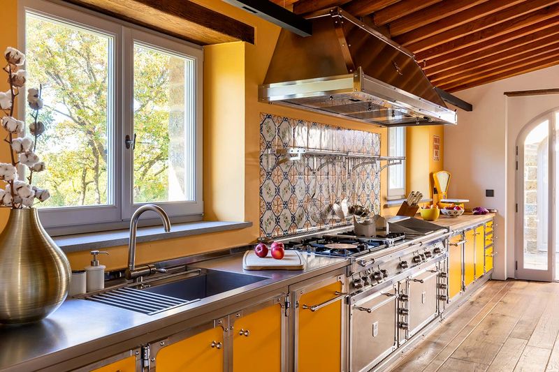 10 Color Picks Wyoming Pros Say Are Out For Kitchens And 3 That Disappeared Sooner - Decor Hint Tuscan Gold Walls Lost Their Shine