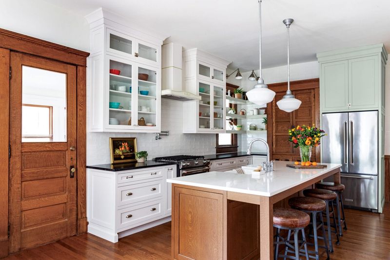 15 Kitchen Faux Pas That Make Indiana Homebuyers Cringe, According To Designers - Decor Hint Dated Appliances With No Energy Efficiency