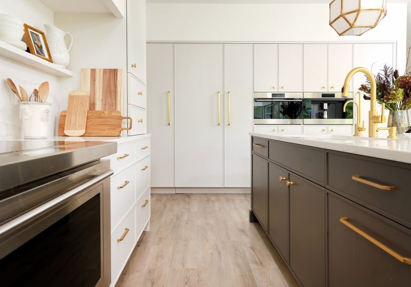 10 Items That Make Your Kitchen Look Cheap (Plus 10 That Do The Complete Opposite), According To Designers - Decor Hint Quality Cabinet Hardware
