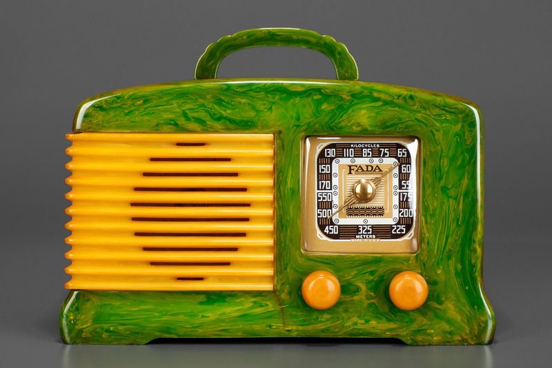 Thinking Of Selling Grandma's Antiques? Here Are 22 Things That Could Be Worth Thousands - Decor Hint Antique Radios