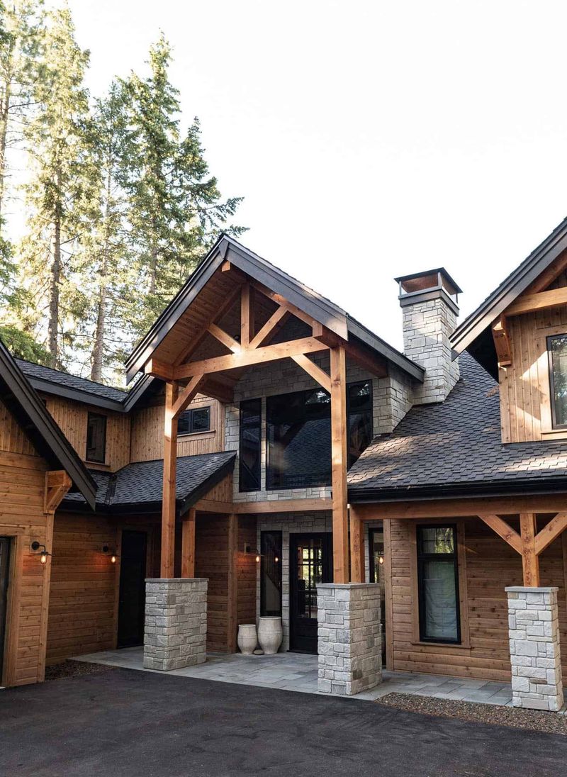 Pacific Lodge / Timber Retreat