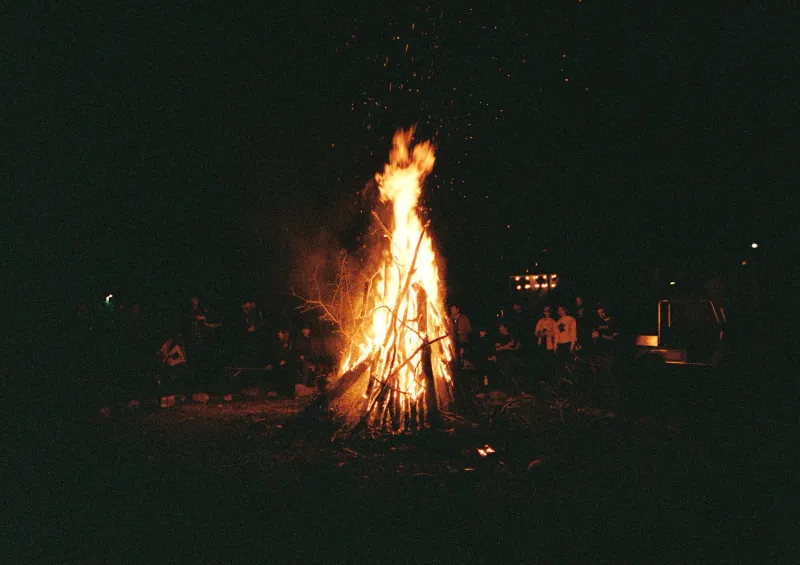 The Summer Camp Aesthetic Is Nostalgia You Can Live In - Decor Hint Analog Entertainment That Reconnects Us