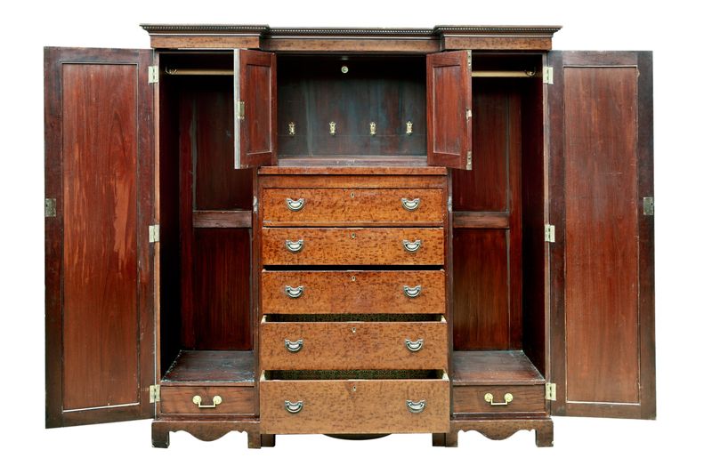 Timeless Vintage Finds That Show Georgia Furniture Trends Are Here To Stay - Decor Hint Haunted Plantation Armoires That Change Wood Grain