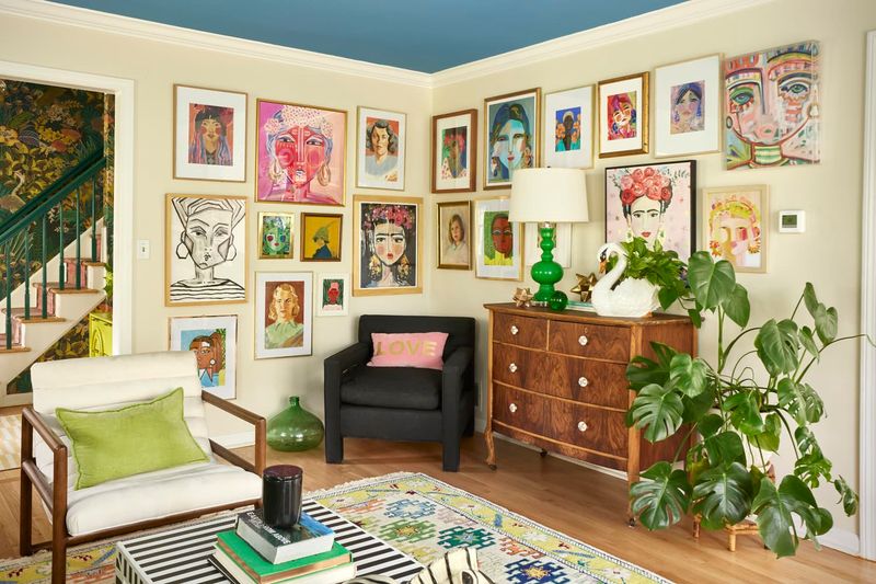 14 Modern Alternatives To Old-Fashioned Home Décor Trends - Decor Hint Gallery Walls Vs. Cluttered Wall Art