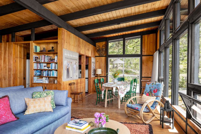 24 Inspiring Ways To Blend Rustic Boho And Farmhouse Styles In Your Living Room - Decor Hint Exposed wood beams