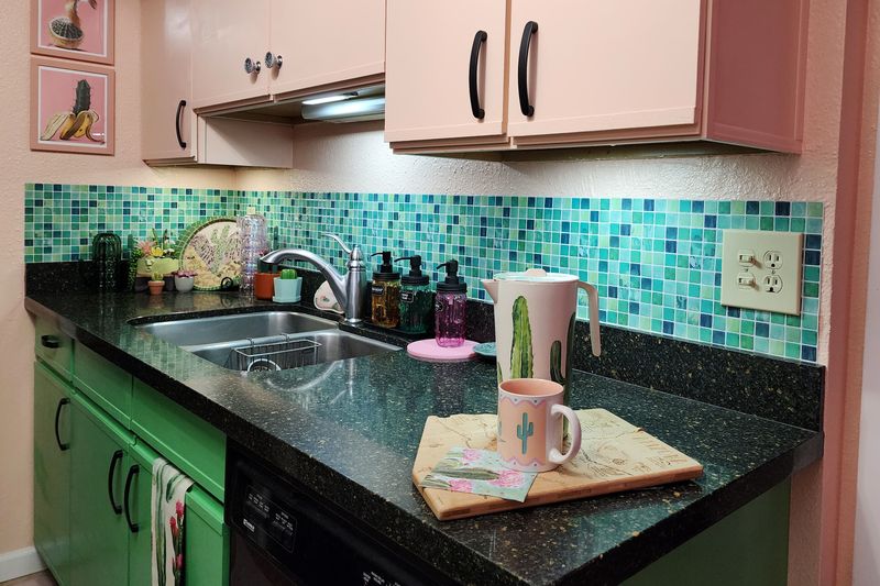 11 Outdated Backsplash Styles + 8 Ugly Choices - Decor Hint Glass Tile Borders