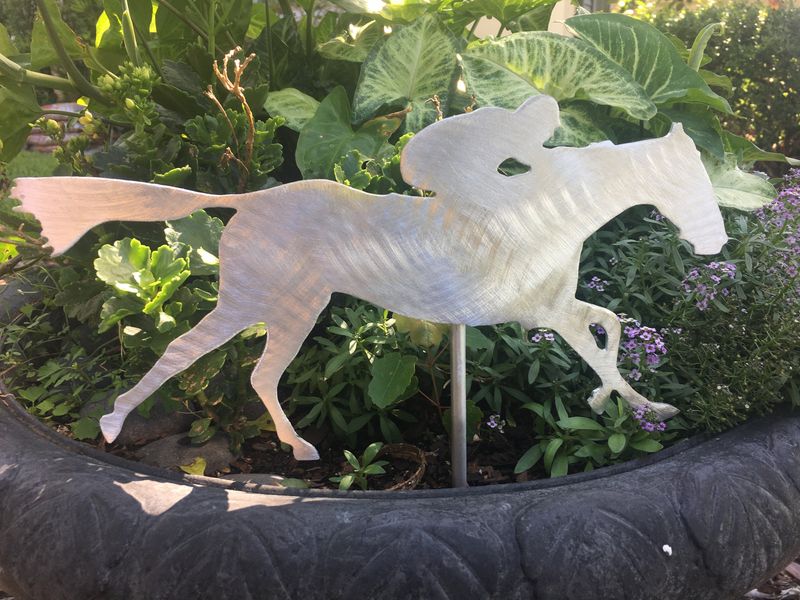 11 Country-Inspired Curb Appeal Ideas From Kentucky Homes - Decor Hint Horse-Themed Mailbox or Address Marker