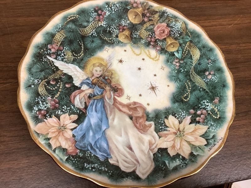 12 Antique Styles Set To Rise In Value By 2025 (And 8 That Are Fading Fast) - Decor Hint Bradford Exchange Collector Plates