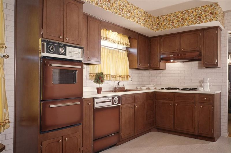 16 Vintage 1970s Kitchen Designs That Will Make You Feel Nostalgic - Decor Hint Wood Paneling And Cabinet Fronts