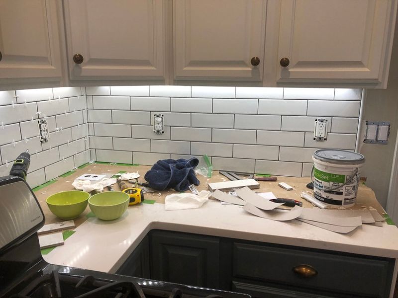 12 Decor Choices Designers Say Cheapen Georgia Kitchens, And How To Fix Them - Decor Hint Poorly Installed Backsplashes