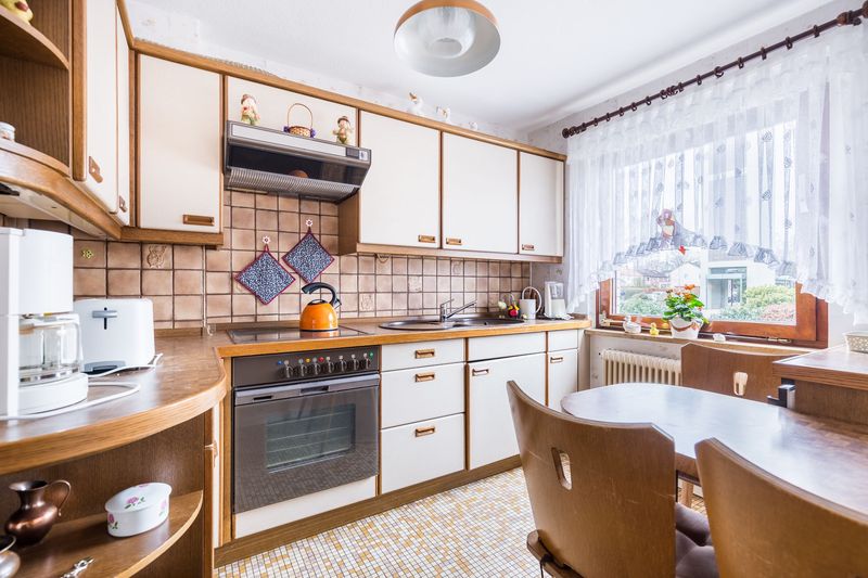 8 Kitchen "Icks" That Instantly Turn Off Homebuyers, According To Real Estate Pros - Decor Hint Outdated Laminate Countertops
