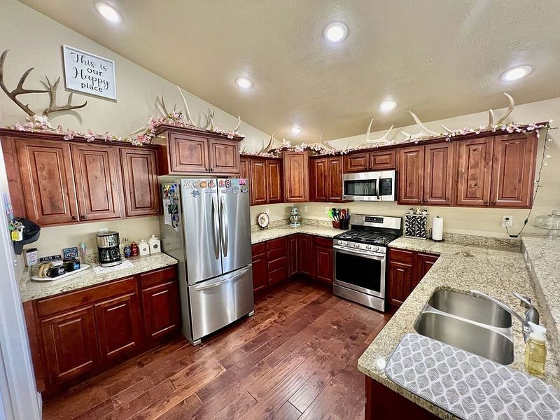 15 Kitchen Dealbreakers Nevada Homebuyers Can't Stand, According To Designers - Decor Hint Outdated Décor Or Finishes